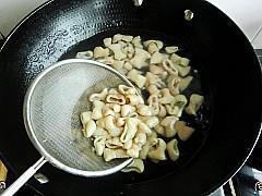 泡椒肥肠怎么做，泡椒肥肠怎么做好吃，泡椒肥肠做法