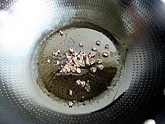泡椒肥肠怎么做，泡椒肥肠怎么做好吃，泡椒肥肠做法