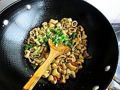泡椒肥肠怎么做，泡椒肥肠怎么做好吃，泡椒肥肠做法