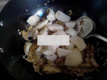 酸菜炖土豆怎么做，酸菜炖土豆怎么做好吃，酸菜炖土豆做法