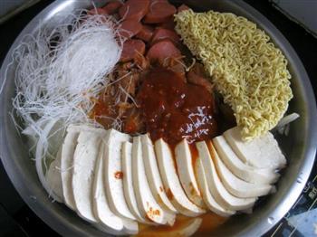 韩式泡菜部队锅怎么做，韩式泡菜部队锅怎么做好吃，韩式泡菜部队锅做法