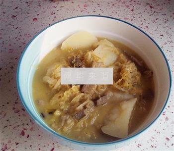 酸菜炖土豆怎么做，酸菜炖土豆怎么做好吃，酸菜炖土豆做法