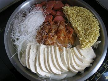 韩式泡菜部队锅怎么做，韩式泡菜部队锅怎么做好吃，韩式泡菜部队锅做法