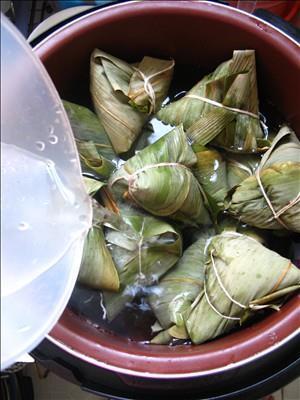 咸蛋黄五花肉粽怎么做，咸蛋黄五花肉粽怎么做好吃，咸蛋黄五花肉粽做法