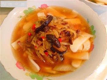 香菇肉丝汤年糕怎么做，香菇肉丝汤年糕怎么做好吃，香菇肉丝汤年糕做法