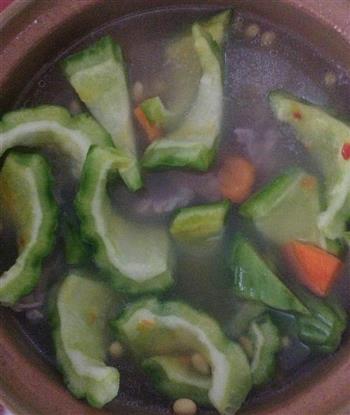 苦瓜黄豆排骨汤怎么做，苦瓜黄豆排骨汤怎么做好吃，苦瓜黄豆排骨汤做法