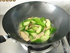 松茸炒丝瓜怎么做，松茸炒丝瓜怎么做好吃，松茸炒丝瓜做法