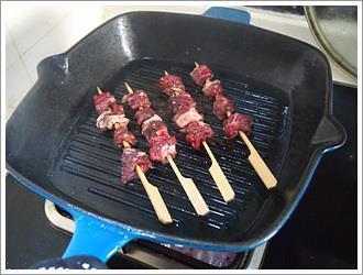煎烤麻辣孜然牛肉串怎么做，煎烤麻辣孜然牛肉串怎么做好吃，煎烤麻辣孜然牛肉串做法
