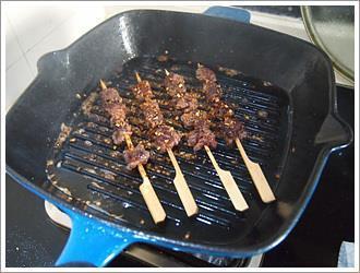 煎烤麻辣孜然牛肉串怎么做，煎烤麻辣孜然牛肉串怎么做好吃，煎烤麻辣孜然牛肉串做法