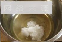 草莓奶油蛋糕卷怎么做，草莓奶油蛋糕卷怎么做好吃，草莓奶油蛋糕卷做法