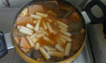 韩式辣白菜年糕火锅思密达怎么做，韩式辣白菜年糕火锅思密达怎么做好吃，韩式辣白菜年糕火锅思密达做法