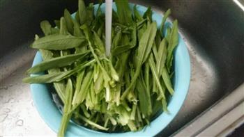 清炒油麦菜怎么做，清炒油麦菜怎么做好吃，清炒油麦菜做法