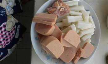 韩式辣白菜年糕火锅思密达怎么做，韩式辣白菜年糕火锅思密达怎么做好吃，韩式辣白菜年糕火锅思密达做法