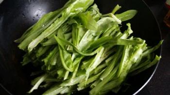 清炒油麦菜怎么做，清炒油麦菜怎么做好吃，清炒油麦菜做法