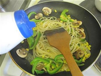 黑椒牛柳炒意面怎么做，黑椒牛柳炒意面怎么做好吃，黑椒牛柳炒意面做法