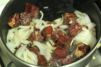 黑胡椒苹果牛肉粒怎么做，黑胡椒苹果牛肉粒怎么做好吃，黑胡椒苹果牛肉粒做法