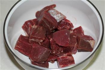 黑胡椒苹果牛肉粒怎么做，黑胡椒苹果牛肉粒怎么做好吃，黑胡椒苹果牛肉粒做法