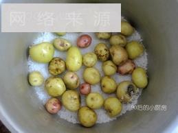 皱纹手剥小土豆怎么做，皱纹手剥小土豆怎么做好吃，皱纹手剥小土豆做法