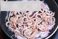 番茄鱿鱼圈怎么做，番茄鱿鱼圈怎么做好吃，番茄鱿鱼圈做法