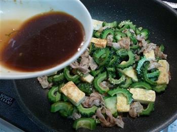 鸡蛋豆腐炒苦瓜怎么做，鸡蛋豆腐炒苦瓜怎么做好吃，鸡蛋豆腐炒苦瓜做法
