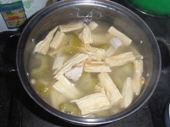 苦瓜腐竹瘦肉汤怎么做，苦瓜腐竹瘦肉汤怎么做好吃，苦瓜腐竹瘦肉汤做法