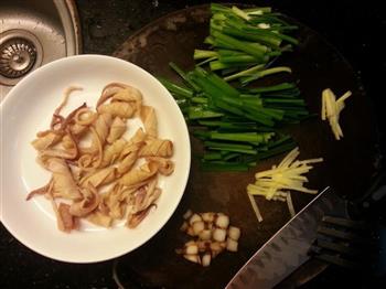 韭菜炒土鱿怎么做，韭菜炒土鱿怎么做好吃，韭菜炒土鱿做法