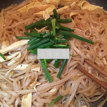 鸡蛋炒河粉怎么做，鸡蛋炒河粉怎么做好吃，鸡蛋炒河粉做法