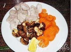 胡萝卜香菇瘦肉汤怎么做，胡萝卜香菇瘦肉汤怎么做好吃，胡萝卜香菇瘦肉汤做法