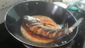 湘味黄焖酸辣鲤鱼怎么做，湘味黄焖酸辣鲤鱼怎么做好吃，湘味黄焖酸辣鲤鱼做法