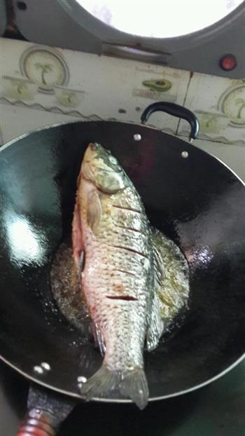 湘味黄焖酸辣鲤鱼怎么做，湘味黄焖酸辣鲤鱼怎么做好吃，湘味黄焖酸辣鲤鱼做法