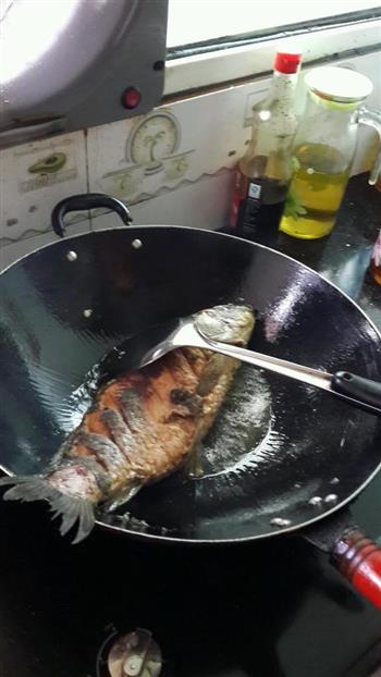 湘味黄焖酸辣鲤鱼怎么做，湘味黄焖酸辣鲤鱼怎么做好吃，湘味黄焖酸辣鲤鱼做法