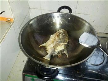 红烧鲳鱼怎么做，红烧鲳鱼怎么做好吃，红烧鲳鱼做法
