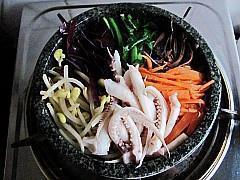 韩国鱿鱼石锅拌饭怎么做，韩国鱿鱼石锅拌饭怎么做好吃，韩国鱿鱼石锅拌饭做法