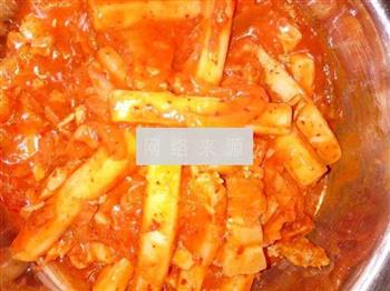 辣白菜炒年糕怎么做，辣白菜炒年糕怎么做好吃，辣白菜炒年糕做法