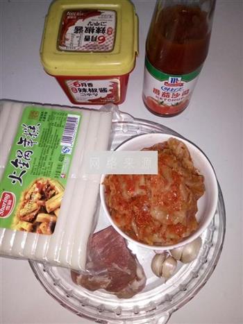 辣白菜炒年糕怎么做，辣白菜炒年糕怎么做好吃，辣白菜炒年糕做法