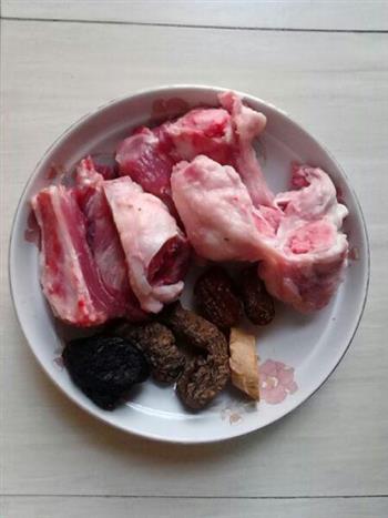 生熟地煲龙骨怎么做，生熟地煲龙骨怎么做好吃，生熟地煲龙骨做法