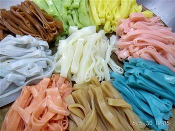 七彩凉皮怎么做，七彩凉皮怎么做好吃，七彩凉皮做法