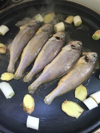 焖小黄花鱼怎么做，焖小黄花鱼怎么做好吃，焖小黄花鱼做法