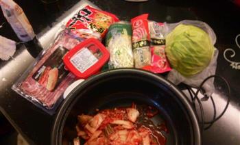 韩国泡菜年糕火锅怎么做，韩国泡菜年糕火锅怎么做好吃，韩国泡菜年糕火锅做法