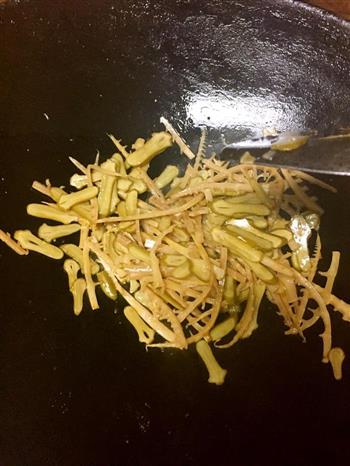 干鱼炒酸怎么做，干鱼炒酸怎么做好吃，干鱼炒酸做法
