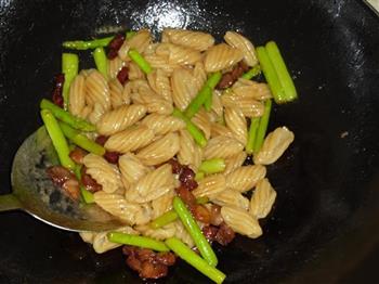 酱肉笋芦炒螺旋面怎么做，酱肉笋芦炒螺旋面怎么做好吃，酱肉笋芦炒螺旋面做法