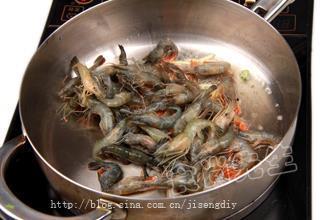 瑜黄蘑炒河虾怎么做，瑜黄蘑炒河虾怎么做好吃，瑜黄蘑炒河虾做法