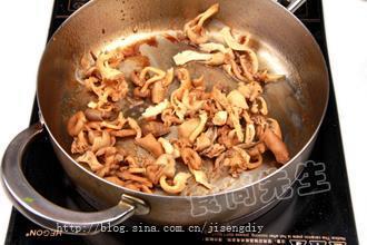 瑜黄蘑炒河虾怎么做，瑜黄蘑炒河虾怎么做好吃，瑜黄蘑炒河虾做法