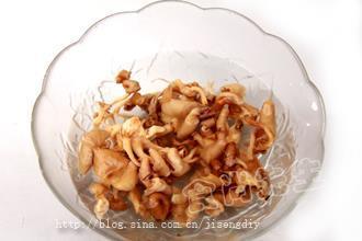 瑜黄蘑炒河虾怎么做，瑜黄蘑炒河虾怎么做好吃，瑜黄蘑炒河虾做法