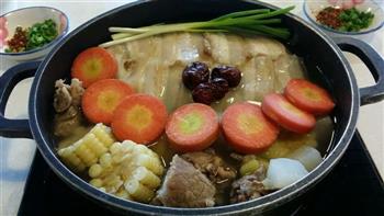 钵钵菜 玉米龙骨五花肉火锅怎么做，钵钵菜 玉米龙骨五花肉火锅怎么做好吃，钵钵菜 玉米龙骨五花肉火锅做法