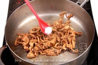 瑜黄蘑炒河虾怎么做，瑜黄蘑炒河虾怎么做好吃，瑜黄蘑炒河虾做法