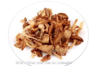 瑜黄蘑炒河虾怎么做，瑜黄蘑炒河虾怎么做好吃，瑜黄蘑炒河虾做法