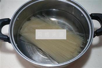 肉丝包菜炒米粉怎么做，肉丝包菜炒米粉怎么做好吃，肉丝包菜炒米粉做法