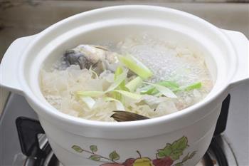 初秋养胃汤-银耳莲子鲫鱼汤怎么做，初秋养胃汤-银耳莲子鲫鱼汤怎么做好吃，初秋养胃汤-银耳莲子鲫鱼汤做法