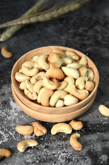 盐焗腰果怎么做，盐焗腰果怎么做好吃，盐焗腰果做法